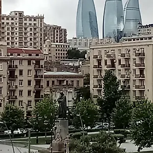 просторная, двухкомнатная ,с великолепным видом на город, расположенная в центре города Баку